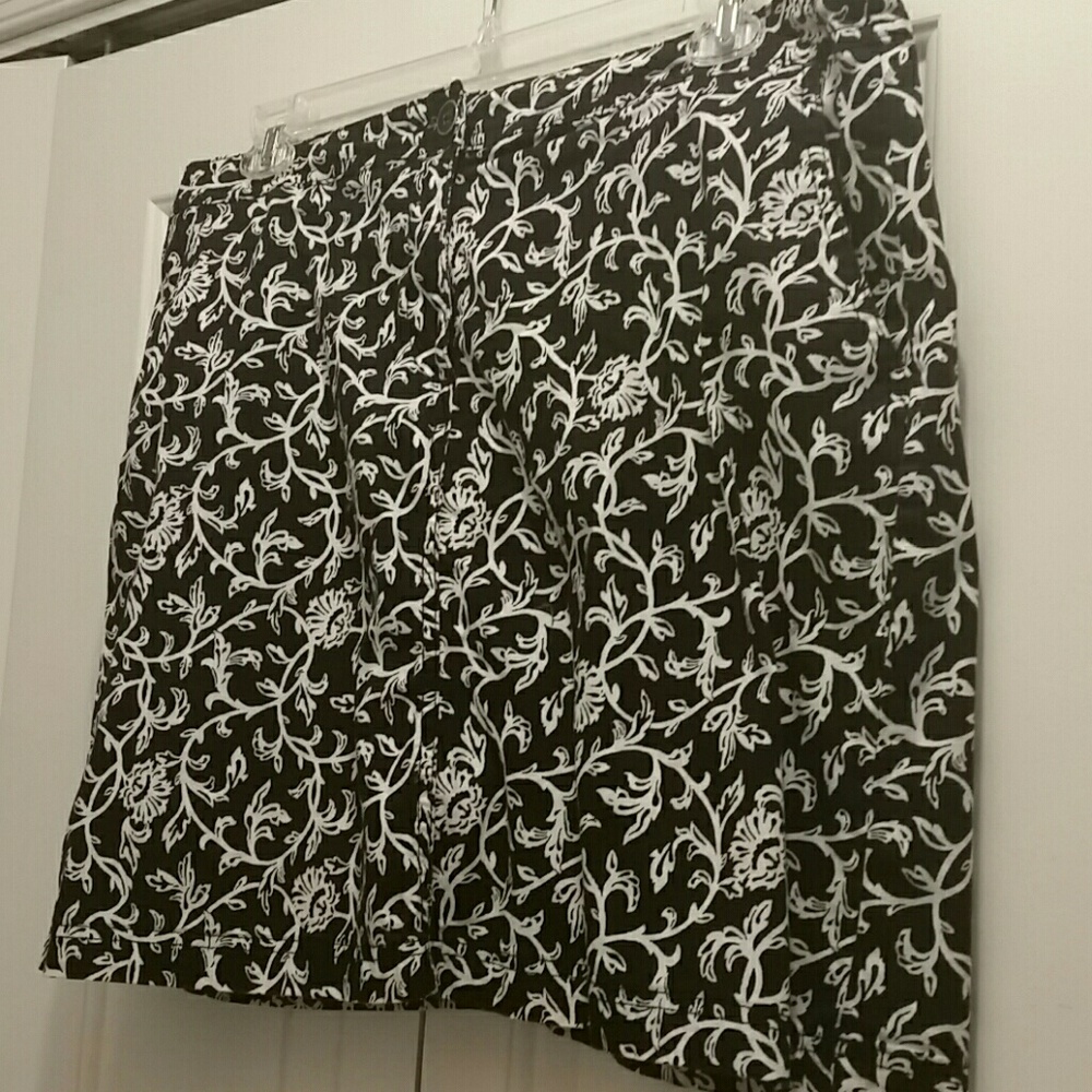 NEW LISTING! Black and white Skort size 16
